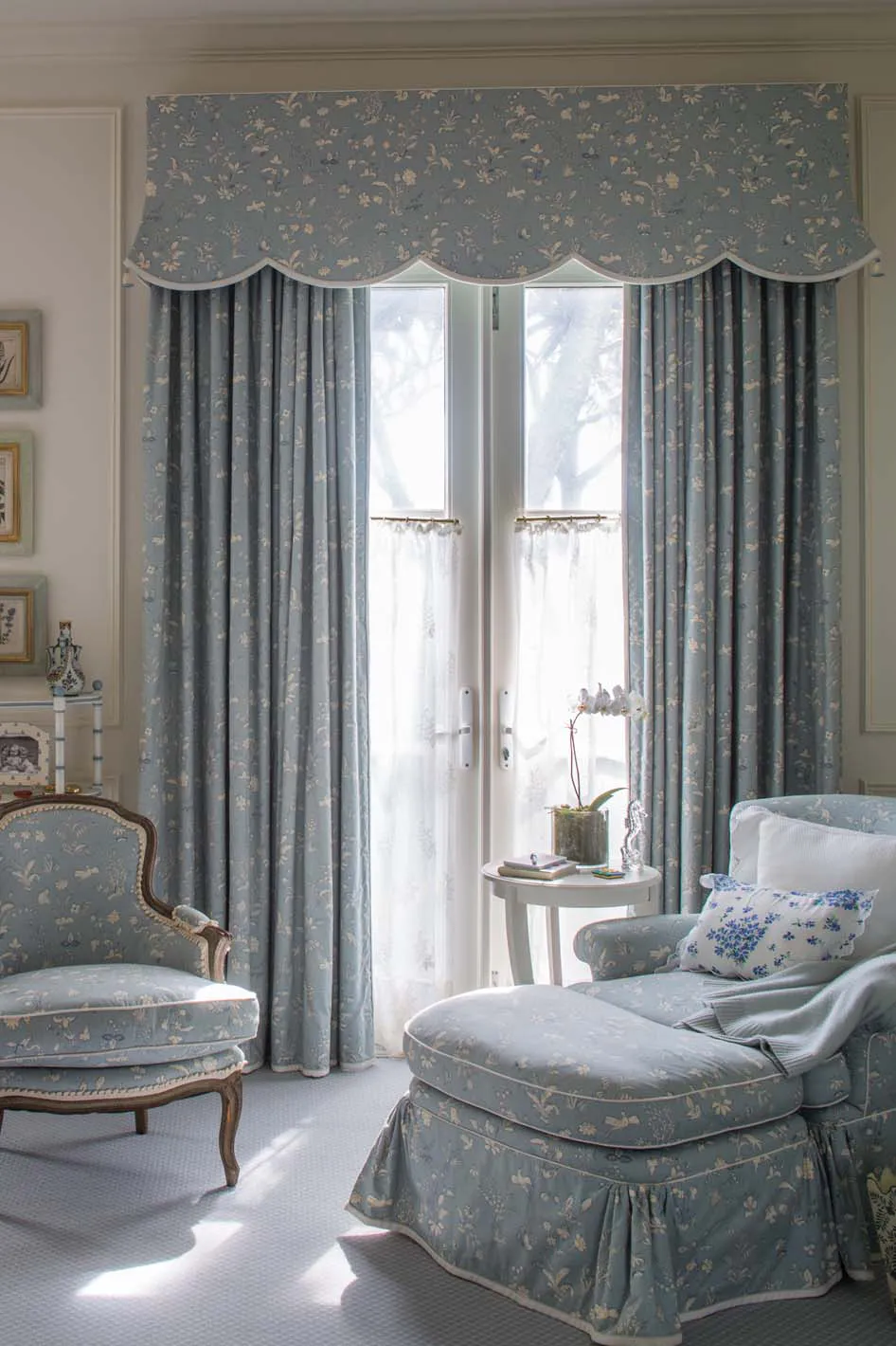 This seemingly simple, sweet cornice with a “Chinese corner” on either end is actually a tour de force of planning and design executed by master curtain maker Paul Maybaum.