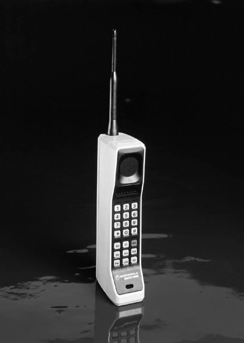 Photo displaying sleeve dipole antenna on a Motorola DynaTAC 8000X (1983).